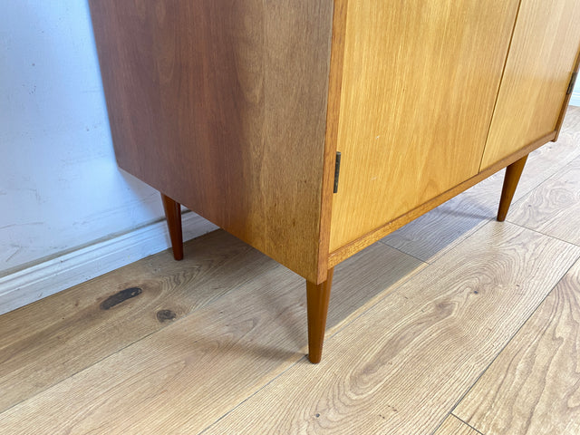 WMK Raumaufhellender und gut erhaltener Mid-Century Wäscheschrank auf zeittypischen konischen Füßen # Schrank Highboard Kleiderschrank Kommode Wäschekommode Vintage 60er 70er Retro # Versand möglich