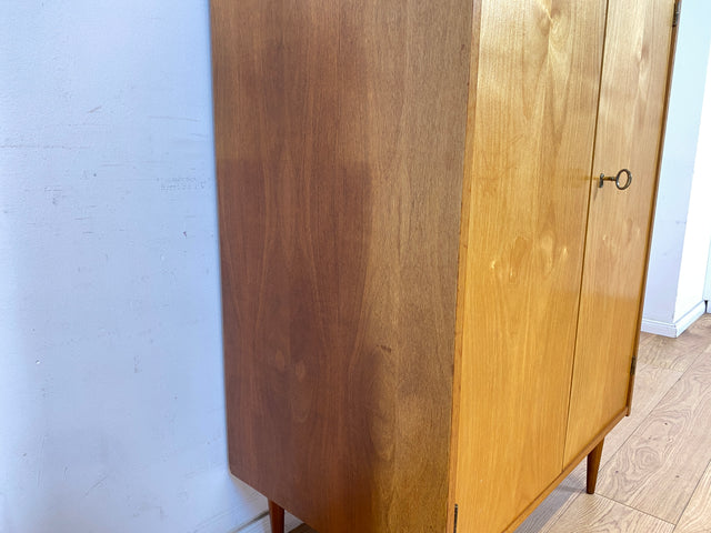 WMK Raumaufhellender und gut erhaltener Mid-Century Wäscheschrank auf zeittypischen konischen Füßen # Schrank Highboard Kleiderschrank Kommode Wäschekommode Vintage 60er 70er Retro # Versand möglich