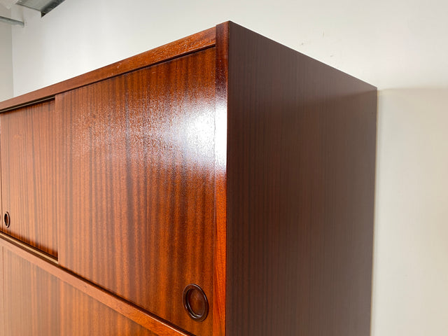 WMK I Hochwertiger großer skandinavischer Kleiderschrank in Mahagoni mit Aufsatz und Schiebetüren I Schrank Wardrobe Schlafzimmer Wäsche Danish Design Mid-Century Vintage Berlin Stuttgart Leipzig