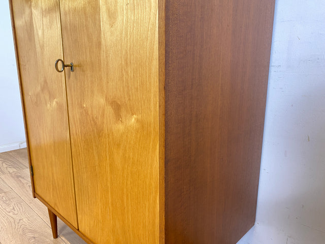 WMK Raumaufhellender und gut erhaltener Mid-Century Wäscheschrank auf zeittypischen konischen Füßen # Schrank Highboard Kleiderschrank Kommode Wäschekommode Vintage 60er 70er Retro # Versand möglich