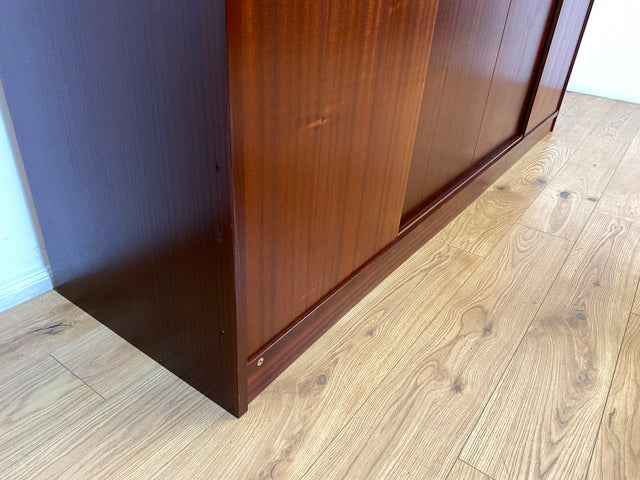 WMK I Hochwertiger großer skandinavischer Kleiderschrank in Mahagoni mit Aufsatz und Schiebetüren I Schrank Wardrobe Schlafzimmer Wäsche Danish Design Mid-Century Vintage Berlin Stuttgart Leipzig