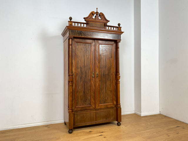 WMK Sehr eleganter antiker Säulenschrank , Vollholz in Nussbaum , mit Krone, edlen Messingbeschlägen und Schublade , um 1880 # Vertiko Wäscheschrank Kleiderschrank Schrank Dielenschrank Gründerzeit