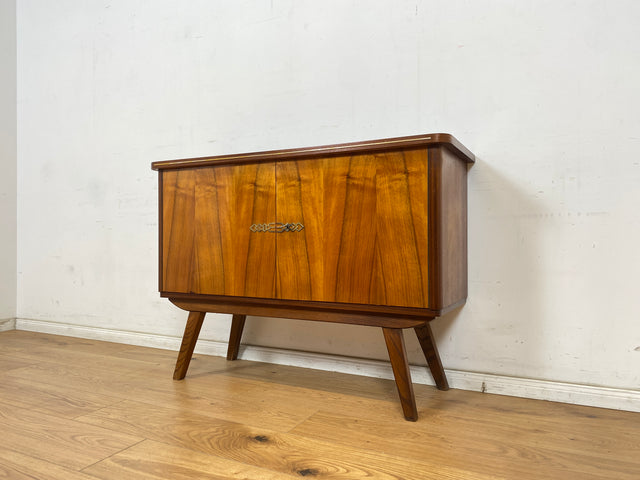 WMK Formschöne & geräumige Mid-Century Kommode aus vollem Holz mit original Messingbeschlägen # Sideboard TV-Lowboard Fernsehkommode Wäschekommode Schuhschrank Anrichte Rockabilly Vintage 50er 60er