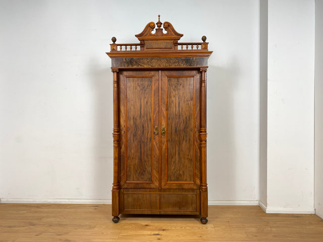 WMK Sehr eleganter antiker Säulenschrank , Vollholz in Nussbaum , mit Krone, edlen Messingbeschlägen und Schublade , um 1880 # Vertiko Wäscheschrank Kleiderschrank Schrank Dielenschrank Gründerzeit