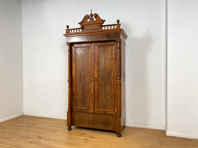 WMK Sehr eleganter antiker Säulenschrank , Vollholz in Nussbaum , mit Krone, edlen Messingbeschlägen und Schublade , um 1880 # Vertiko Wäscheschrank Kleiderschrank Schrank Dielenschrank Gründerzeit