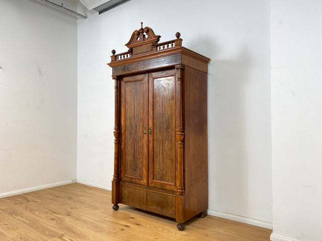 WMK Sehr eleganter antiker Säulenschrank , Vollholz in Nussbaum , mit Krone, edlen Messingbeschlägen und Schublade , um 1880 # Vertiko Wäscheschrank Kleiderschrank Schrank Dielenschrank Gründerzeit