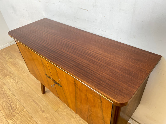 WMK Formschöne & geräumige Mid-Century Kommode aus vollem Holz mit original Messingbeschlägen # Sideboard TV-Lowboard Fernsehkommode Wäschekommode Schuhschrank Anrichte Rockabilly Vintage 50er 60er