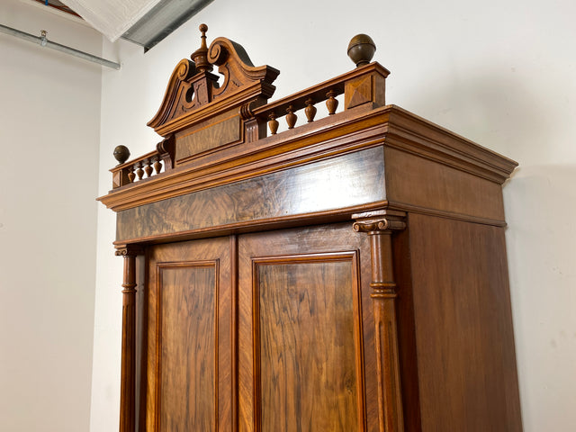 WMK Sehr eleganter antiker Säulenschrank , Vollholz in Nussbaum , mit Krone, edlen Messingbeschlägen und Schublade , um 1880 # Vertiko Wäscheschrank Kleiderschrank Schrank Dielenschrank Gründerzeit