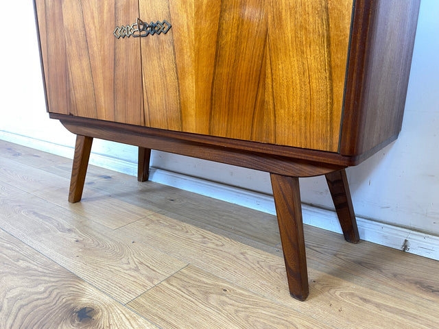 WMK Formschöne & geräumige Mid-Century Kommode aus vollem Holz mit original Messingbeschlägen # Sideboard TV-Lowboard Fernsehkommode Wäschekommode Schuhschrank Anrichte Rockabilly Vintage 50er 60er