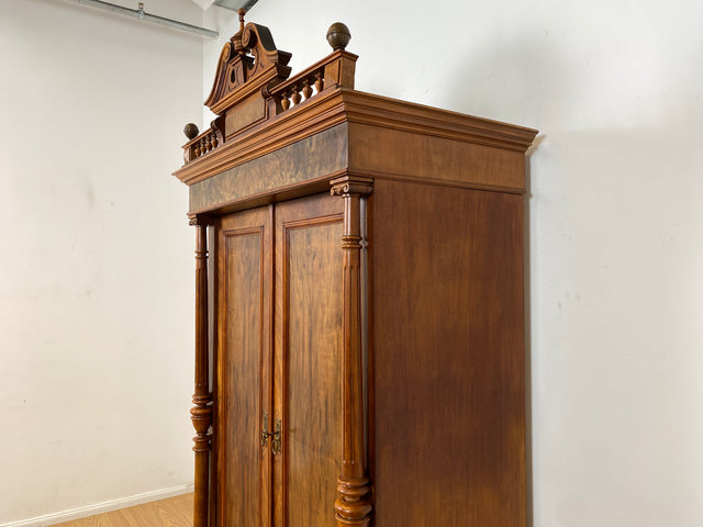 WMK Sehr eleganter antiker Säulenschrank , Vollholz in Nussbaum , mit Krone, edlen Messingbeschlägen und Schublade , um 1880 # Vertiko Wäscheschrank Kleiderschrank Schrank Dielenschrank Gründerzeit