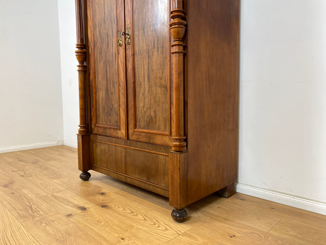 WMK Sehr eleganter antiker Säulenschrank , Vollholz in Nussbaum , mit Krone, edlen Messingbeschlägen und Schublade , um 1880 # Vertiko Wäscheschrank Kleiderschrank Schrank Dielenschrank Gründerzeit