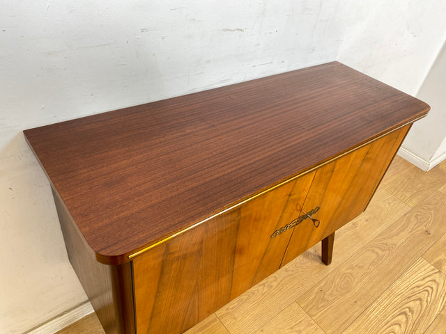 WMK Formschöne & geräumige Mid-Century Kommode aus vollem Holz mit original Messingbeschlägen # Sideboard TV-Lowboard Fernsehkommode Wäschekommode Schuhschrank Anrichte Rockabilly Vintage 50er 60er