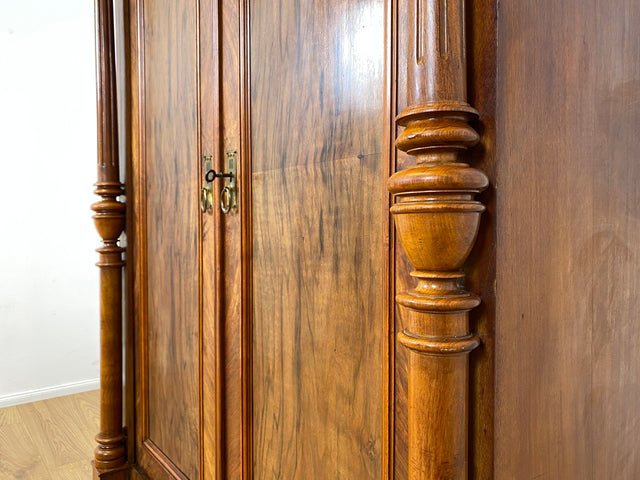 WMK Sehr eleganter antiker Säulenschrank , Vollholz in Nussbaum , mit Krone, edlen Messingbeschlägen und Schublade , um 1880 # Vertiko Wäscheschrank Kleiderschrank Schrank Dielenschrank Gründerzeit