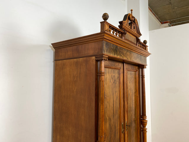 WMK Sehr eleganter antiker Säulenschrank , Vollholz in Nussbaum , mit Krone, edlen Messingbeschlägen und Schublade , um 1880 # Vertiko Wäscheschrank Kleiderschrank Schrank Dielenschrank Gründerzeit