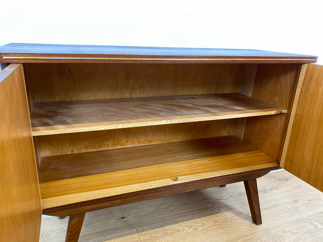 WMK Formschöne & geräumige Mid-Century Kommode aus vollem Holz mit original Messingbeschlägen # Sideboard TV-Lowboard Fernsehkommode Wäschekommode Schuhschrank Anrichte Rockabilly Vintage 50er 60er