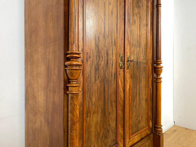 WMK Sehr eleganter antiker Säulenschrank , Vollholz in Nussbaum , mit Krone, edlen Messingbeschlägen und Schublade , um 1880 # Vertiko Wäscheschrank Kleiderschrank Schrank Dielenschrank Gründerzeit