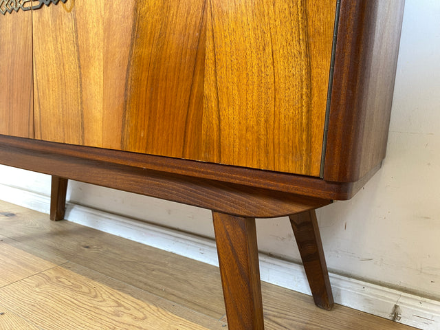 WMK Formschöne & geräumige Mid-Century Kommode aus vollem Holz mit original Messingbeschlägen # Sideboard TV-Lowboard Fernsehkommode Wäschekommode Schuhschrank Anrichte Rockabilly Vintage 50er 60er