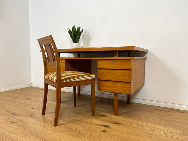 WMK Stilvoller und sehr gut erhaltener 70er Jahre Schreibtisch, freistellend, mit Schubladen und großem Fach # Arbeitstisch Bürotisch Writing Desk Sekretär Vintage Retro Mid-Century # Versand möglich