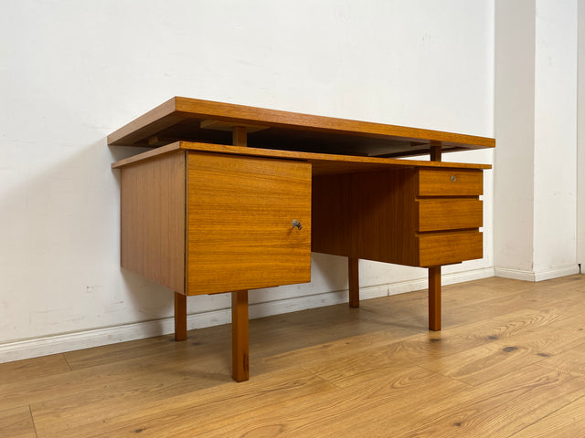 WMK Stilvoller und sehr gut erhaltener 70er Jahre Schreibtisch, freistellend, mit Schubladen und großem Fach # Arbeitstisch Bürotisch Writing Desk Sekretär Vintage Retro Mid-Century # Versand möglich