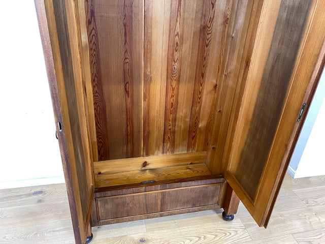 WMK Sehr eleganter antiker Säulenschrank , Vollholz in Nussbaum , mit Krone, edlen Messingbeschlägen und Schublade , um 1880 # Vertiko Wäscheschrank Kleiderschrank Schrank Dielenschrank Gründerzeit