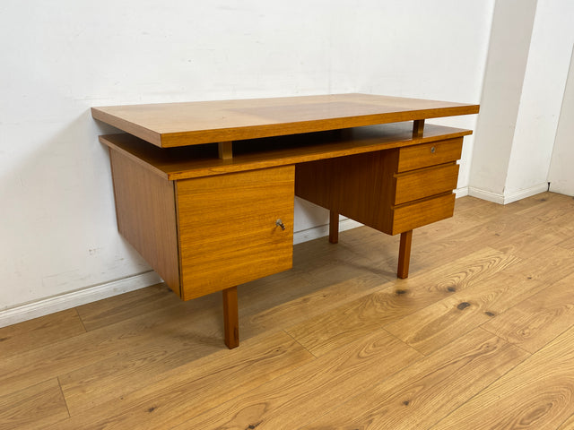 WMK Stilvoller und sehr gut erhaltener 70er Jahre Schreibtisch, freistellend, mit Schubladen und großem Fach # Arbeitstisch Bürotisch Writing Desk Sekretär Vintage Retro Mid-Century # Versand möglich