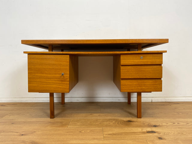 WMK Stilvoller und sehr gut erhaltener 70er Jahre Schreibtisch, freistellend, mit Schubladen und großem Fach # Arbeitstisch Bürotisch Writing Desk Sekretär Vintage Retro Mid-Century # Versand möglich