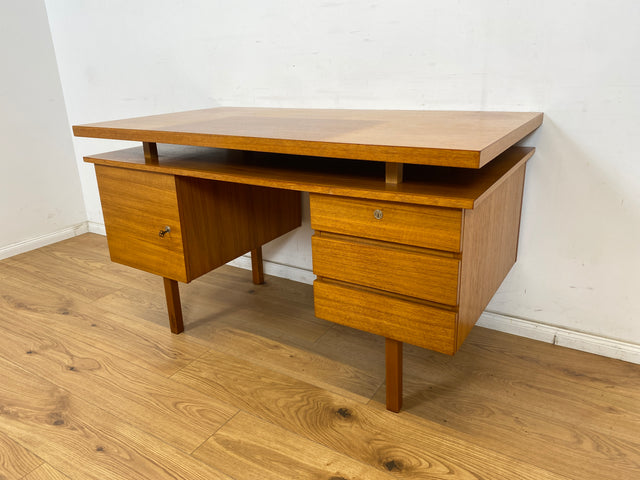 WMK Stilvoller und sehr gut erhaltener 70er Jahre Schreibtisch, freistellend, mit Schubladen und großem Fach # Arbeitstisch Bürotisch Writing Desk Sekretär Vintage Retro Mid-Century # Versand möglich