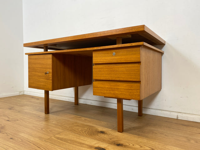 WMK Stilvoller und sehr gut erhaltener 70er Jahre Schreibtisch, freistellend, mit Schubladen und großem Fach # Arbeitstisch Bürotisch Writing Desk Sekretär Vintage Retro Mid-Century # Versand möglich