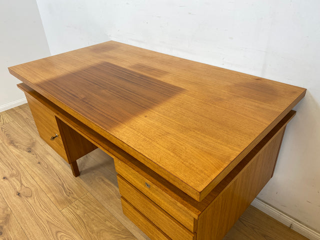 WMK Stilvoller und sehr gut erhaltener 70er Jahre Schreibtisch, freistellend, mit Schubladen und großem Fach # Arbeitstisch Bürotisch Writing Desk Sekretär Vintage Retro Mid-Century # Versand möglich