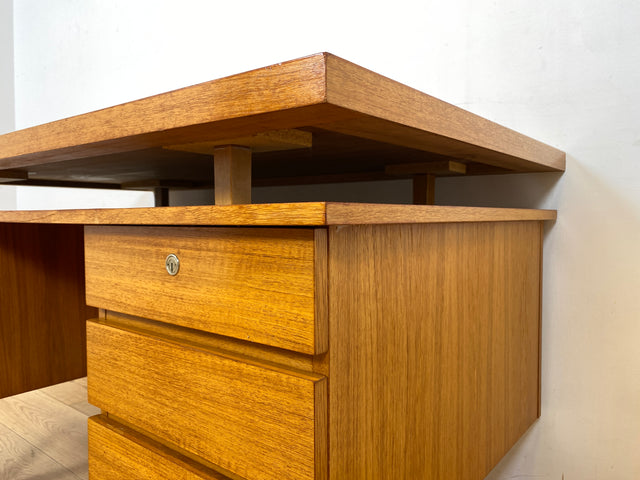 WMK Stilvoller und sehr gut erhaltener 70er Jahre Schreibtisch, freistellend, mit Schubladen und großem Fach # Arbeitstisch Bürotisch Writing Desk Sekretär Vintage Retro Mid-Century # Versand möglich