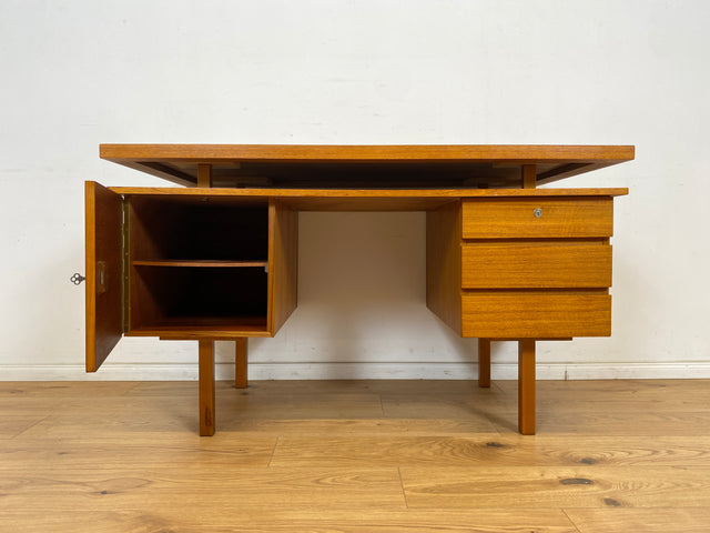 WMK Stilvoller und sehr gut erhaltener 70er Jahre Schreibtisch, freistellend, mit Schubladen und großem Fach # Arbeitstisch Bürotisch Writing Desk Sekretär Vintage Retro Mid-Century # Versand möglich