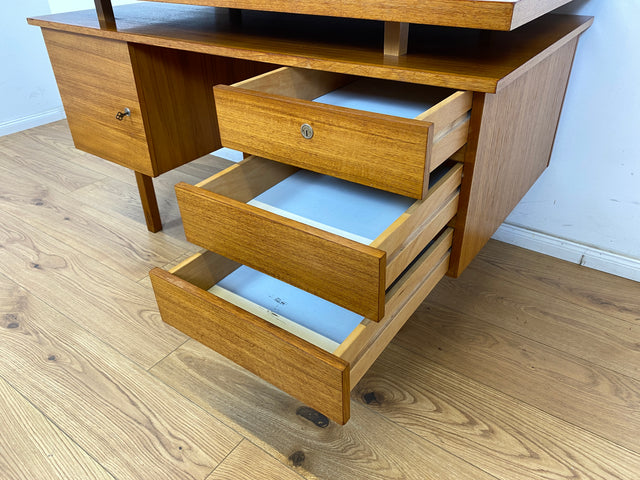 WMK Stilvoller und sehr gut erhaltener 70er Jahre Schreibtisch, freistellend, mit Schubladen und großem Fach # Arbeitstisch Bürotisch Writing Desk Sekretär Vintage Retro Mid-Century # Versand möglich