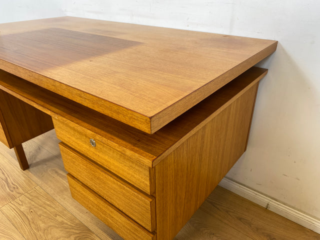 WMK Stilvoller und sehr gut erhaltener 70er Jahre Schreibtisch, freistellend, mit Schubladen und großem Fach # Arbeitstisch Bürotisch Writing Desk Sekretär Vintage Retro Mid-Century # Versand möglich