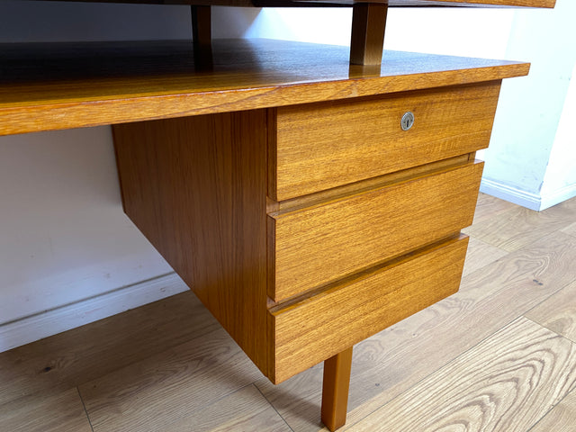 WMK Stilvoller und sehr gut erhaltener 70er Jahre Schreibtisch, freistellend, mit Schubladen und großem Fach # Arbeitstisch Bürotisch Writing Desk Sekretär Vintage Retro Mid-Century # Versand möglich