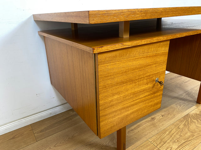 WMK Stilvoller und sehr gut erhaltener 70er Jahre Schreibtisch, freistellend, mit Schubladen und großem Fach # Arbeitstisch Bürotisch Writing Desk Sekretär Vintage Retro Mid-Century # Versand möglich