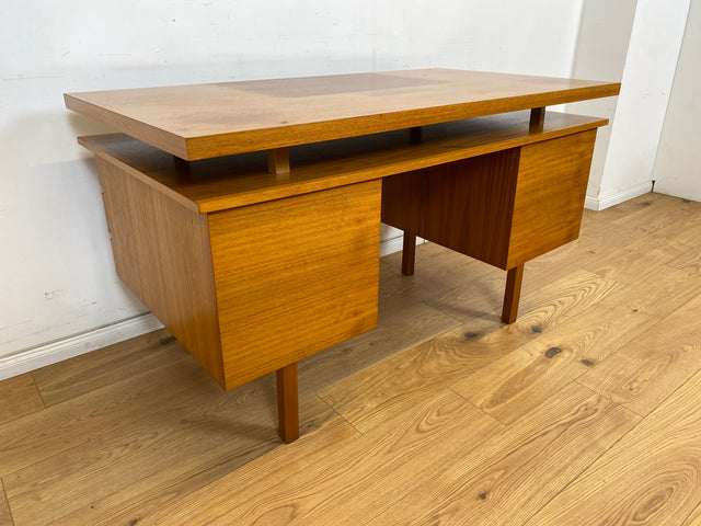 WMK Stilvoller und sehr gut erhaltener 70er Jahre Schreibtisch, freistellend, mit Schubladen und großem Fach # Arbeitstisch Bürotisch Writing Desk Sekretär Vintage Retro Mid-Century # Versand möglich