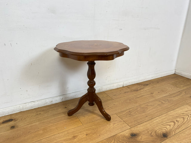 WMK I Sehr schöner Vintage Dreifuß Tisch mit gedrechseltem Mittelfuß und floralen Intarsien