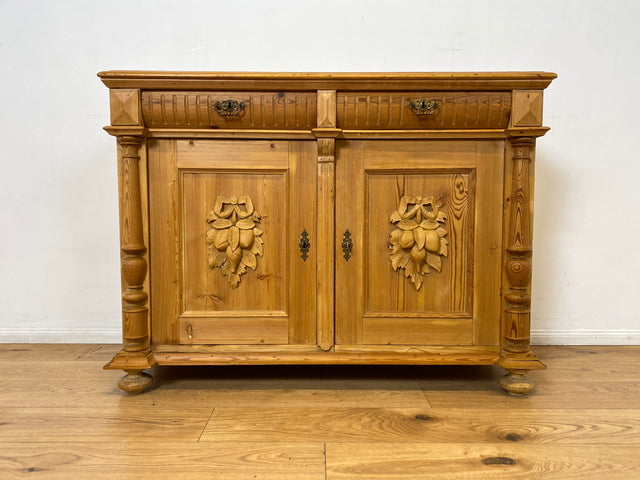 WMK I Imposante große antike Anrichte aus vollem Holz mit handgeschnitzten Reliefs und gedrechselten Säulen I Kommode Schrank Sideboard Truhe Büfett Flur Geschirr Gründerzeit Vintage Berlin Bonn Hof