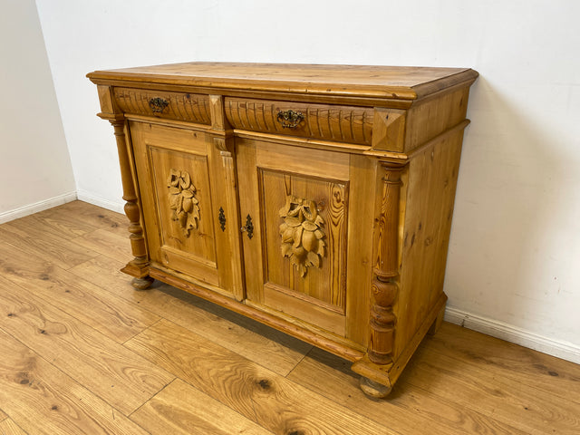 WMK I Imposante große antike Anrichte aus vollem Holz mit handgeschnitzten Reliefs und gedrechselten Säulen I Kommode Schrank Sideboard Truhe Büfett Flur Geschirr Gründerzeit Vintage Berlin Bonn Hof