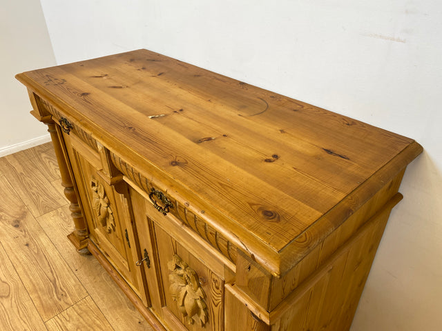 WMK I Imposante große antike Anrichte aus vollem Holz mit handgeschnitzten Reliefs und gedrechselten Säulen I Kommode Schrank Sideboard Truhe Büfett Flur Geschirr Gründerzeit Vintage Berlin Bonn Hof