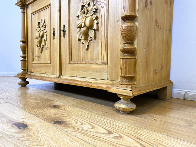 WMK I Imposante große antike Anrichte aus vollem Holz mit handgeschnitzten Reliefs und gedrechselten Säulen I Kommode Schrank Sideboard Truhe Büfett Flur Geschirr Gründerzeit Vintage Berlin Bonn Hof