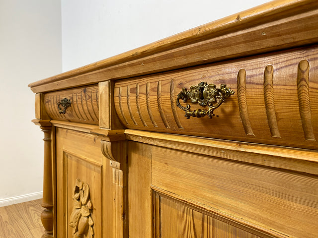 WMK I Imposante große antike Anrichte aus vollem Holz mit handgeschnitzten Reliefs und gedrechselten Säulen I Kommode Schrank Sideboard Truhe Büfett Flur Geschirr Gründerzeit Vintage Berlin Bonn Hof