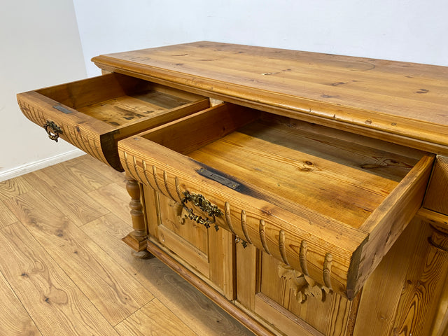 WMK I Imposante große antike Anrichte aus vollem Holz mit handgeschnitzten Reliefs und gedrechselten Säulen I Kommode Schrank Sideboard Truhe Büfett Flur Geschirr Gründerzeit Vintage Berlin Bonn Hof