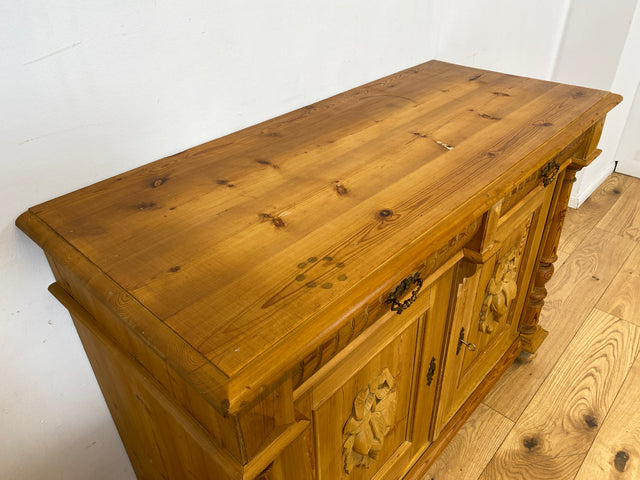 WMK I Imposante große antike Anrichte aus vollem Holz mit handgeschnitzten Reliefs und gedrechselten Säulen I Kommode Schrank Sideboard Truhe Büfett Flur Geschirr Gründerzeit Vintage Berlin Bonn Hof