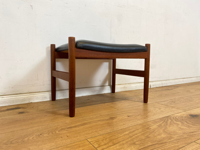 WMK Stilvoller und sehr gut erhaltener skandinavischer Hocker mit schwarzem Kunstlederbezug und edlem Teakholz Rahmen # Sitzhocker Fußhocker Bank Fußbank Bank Danish Design Mid-Century Vintage Teak