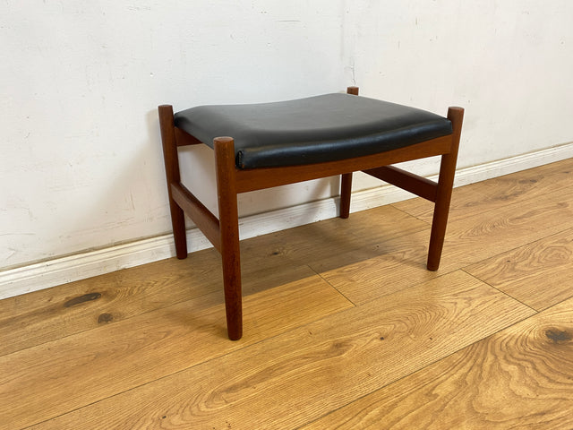 WMK Stilvoller und sehr gut erhaltener skandinavischer Hocker mit schwarzem Kunstlederbezug und edlem Teakholz Rahmen # Sitzhocker Fußhocker Bank Fußbank Bank Danish Design Mid-Century Vintage Teak