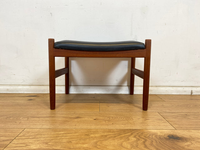 WMK Stilvoller und sehr gut erhaltener skandinavischer Hocker mit schwarzem Kunstlederbezug und edlem Teakholz Rahmen # Sitzhocker Fußhocker Bank Fußbank Bank Danish Design Mid-Century Vintage Teak