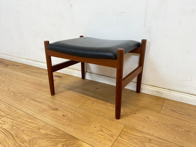 WMK Stilvoller und sehr gut erhaltener skandinavischer Hocker mit schwarzem Kunstlederbezug und edlem Teakholz Rahmen # Sitzhocker Fußhocker Bank Fußbank Bank Danish Design Mid-Century Vintage Teak