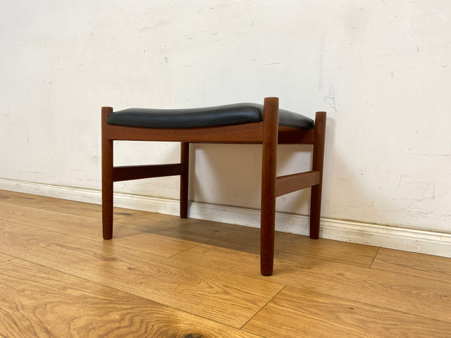 WMK Stilvoller und sehr gut erhaltener skandinavischer Hocker mit schwarzem Kunstlederbezug und edlem Teakholz Rahmen # Sitzhocker Fußhocker Bank Fußbank Bank Danish Design Mid-Century Vintage Teak