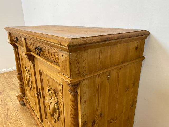 WMK I Imposante große antike Anrichte aus vollem Holz mit handgeschnitzten Reliefs und gedrechselten Säulen I Kommode Schrank Sideboard Truhe Büfett Flur Geschirr Gründerzeit Vintage Berlin Bonn Hof